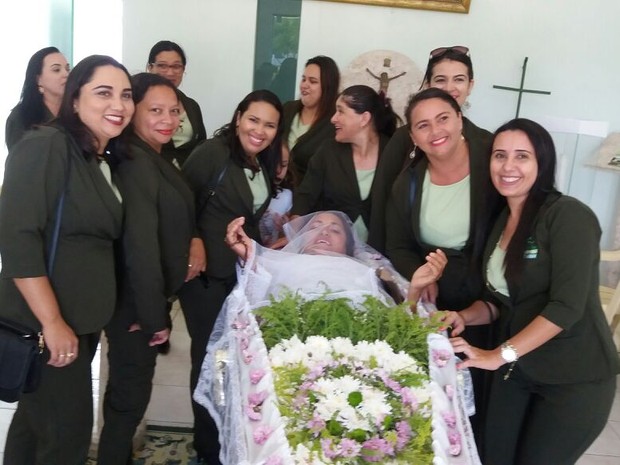 Una mujer cumple su sueño de ser velada viva